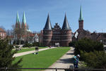 Foto, Bild: Holstentor mit Marienkriche (St. Marien) und Petrikirche (St. Petri) in Lübeck