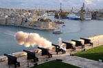 Foto, Bild: Malta, Kanone von Upper Barracca Gardens in Valletta wird abgefeuert