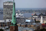 Foto, Bild: Blick von der Petrikirche zum Hafen mit der SEVEN SEAS VOYAGER