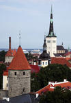 Foto, Bild: die AIDA im Hafen mit Stadtmauer und Olaikirche vom Domberg aus
