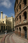 Foto, Bild: Fassaden der Stierkampfarena (Plaza de Toros) von 1860 und des Hauptbahnhofs