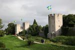Foto, Bild: die Stadtmauer von Visby aus dem 13. Jh. mit Fahnen