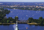 Foto, Bild: Lombardsbrücken und Segelboote auf Hamburgs Alster