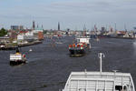 Foto, Bild: Skyline Hamburgs mit Containerschiff und Michel vom Containerschiff aus