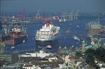 Foto, Bild: Queen Mary 2 verlässt Hamburg vorbei an den Landungsbrücken und Michel