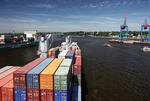 Foto, Bild: Ausfahrt aus dem Parkhafen mit einem Containerschiff
