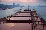 Foto, Bild: auf einem Massengutfrachter (Bulker) zum Hamburger Hafen mit der Skyline von Hamburg