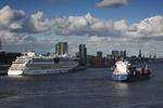 Foto, Bild: AIDAluna und Feederschiff mit der Skyline von Hamburg