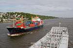 Foto, Bild: Containerschiff vor Blankenese von einem vorbeifahrenden Schiff aus
