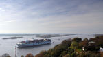 Foto, Bild: Containerschiff COSCO DEVELOPMENT vor den Elbinseln Neßsand und Hanskalbsand bei Blankenese