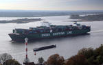 Foto, Bild: Containerschiff CSCL SATURN vor der Elbinsel Neßsand bei Blankenese