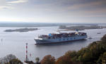 Foto, Bild: Containerschiff COSCO DEVELOPMENT vor der Elbinsel Neßsand bei Blankenese