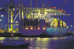 Foto, Bild: Containerschiff OOCL SINGAPORE am HHLA Container Terminal Burchardkai Hafen Hamburg zur Blauen Stunde