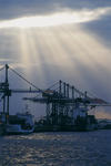 Foto, Bild: Containerschiffe am Eurogate Container Terminal Hamburg vor Sonnenstrahlen durch ein Wolkenloch