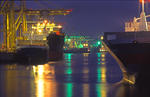 Foto, Bild: Containerschiffe im Kaiser-Wilhelm-Hafen Hamburg zur Blauen Stunde
