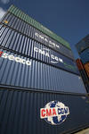 Foto, Bild: Container sind an Bord gestapelt und mit Laschstangen gesichert