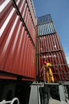 Foto, Bild: Container sind an Bord gestapelt und mit Laschstangen gesichert, Malerarbeiten