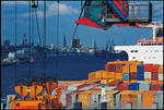 Foto, Bild: Containerverladung am Container Terminal Burchardkai (Athabaskakai) mit City von Hamburg im Hintergrund