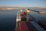 Foto, Bild: Einfahrt in den Hafen von Heraklion, Port of Heraklion (Iraklion), auf Kreta mit einem Containerschiff mit Kränen (Krane)