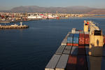 Foto, Bild: Einfahrt in den Hafen von Heraklion, Port of Heraklion (Iraklion), auf Kreta mit einem Containerschiff mit Kränen (Krane)