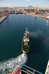 Foto, Bild: Schlepper zieht das Containerschiff im Hafen von Heraklion, Port of Heraklion (Iraklion), Kreta, an den Kai