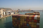 Foto, Bild: Containerschiff in der Hafeneinfahrt von Barcelona mit dem Castell de Montjuic, Port of Barcelona, Port de Barcelona