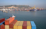 Foto, Bild: Containerschiff in der Hafeneinfahrt von Barcelona mit dem Castell de Montjuic, Port of Barcelona, Port de Barcelona