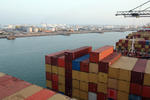 Foto, Bild: Containerschiff in der Hafeneinfahrt von Barcelona und Tankterminal, Port of Barcelona, Puerto Port de Barcelona