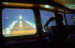 Foto, Bild: auf einem Massengutfrachter (Bulker, Bulk Carrier) mit neun Luken im Morgenlicht auf der Unterelbe