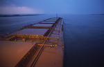Foto, Bild: auf einem Massengutfrachter (Bulker, Bulk Carrier) mit neun Luken im Morgenlicht auf der Unterelbe