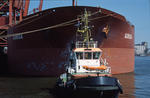 Foto, Bild: Massengutfrachter (Bulker, Bulk Carrier) AURIGA mit Schlepper am Hansaport Hamburg