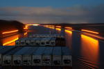 Foto, Bild: nächtliche Fahrt durch den Nord-Ostsee-Kanal (NOK, Kiel Canal) auf einem Containerschiff