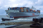Foto, Bild: Containerschiff OOCL GERMANY wird in Bremerhaven vom Schlepper an den Kai gezogen