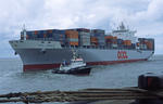 Foto, Bild: Containerschiff OOCL GERMANY wird in Bremerhaven vom Schlepper an den Kai gezogen
