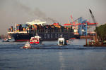 Foto, Bild: Großcontainerschiff CMA CGM MARCO POLO verlässt den Hamburger Hafen