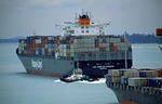 Foto, Bild: Containerschiffe LOS ANGELES EXPRESS und  SINAR BATAM verlassen den Hafen von Singapur