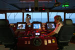 Foto, Bild: Kapitän auf der Schiffsbrücke und erster Offizier mit Fernglas bei Tageslicht