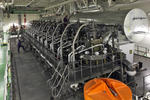 Foto, Bild: Hauptmaschine (main engine) 12-Zylinder (MAN 12K98 ME 7) wird gewartet