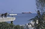 Foto, Bild: Tanker (Chemikalientanker, Produkttanker) WAPPEN VON BERLIN vor der griechischen Küste bei Kalamaki mit Agave und Anglern