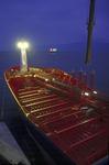 Foto, Bild: Vorschiff des Tankers (Chemikalientanker, Produkttanker) am Kai abends