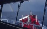 Foto, Bild: Vorschiff des Tankers (Chemikalientanker, Produkttanker) im Mittelmeer mit Regenbogen