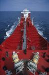 Foto, Bild: Vorschiff mit Schiffsbrücke des Tankers (Chemikalientanker, Produkttanker) und Festmacherwinschen vom Bug aus