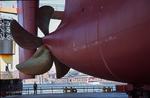 Foto, Bild: Heck mit Schiffsschraube (Propeller) im Dock von Blohm+Voss Repair