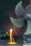 Foto, Bild: Schweisser bei Schleifarbeiten unterhalb der Schiffsschraube (Propeller)