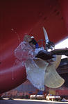 Foto, Bild: Schutzfolie wird vom Schiffspropeller im Dock entfernt bei Blohm + Voss Repair