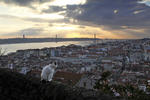Foto, Bild: Lissabon, Altstadt und Brücke des 25. April (Ponte 25. de Abril) abends