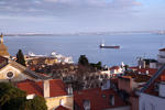 Foto, Bild: Lissabon, Frachter auf dem Tejo und Kreuzfahrtschiff am Terminal