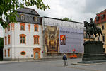 Foto, Bild: Anna Amalia Bibliothek mit Bauplane nach dem Brand und Reiterstatue von Herzog Carl August